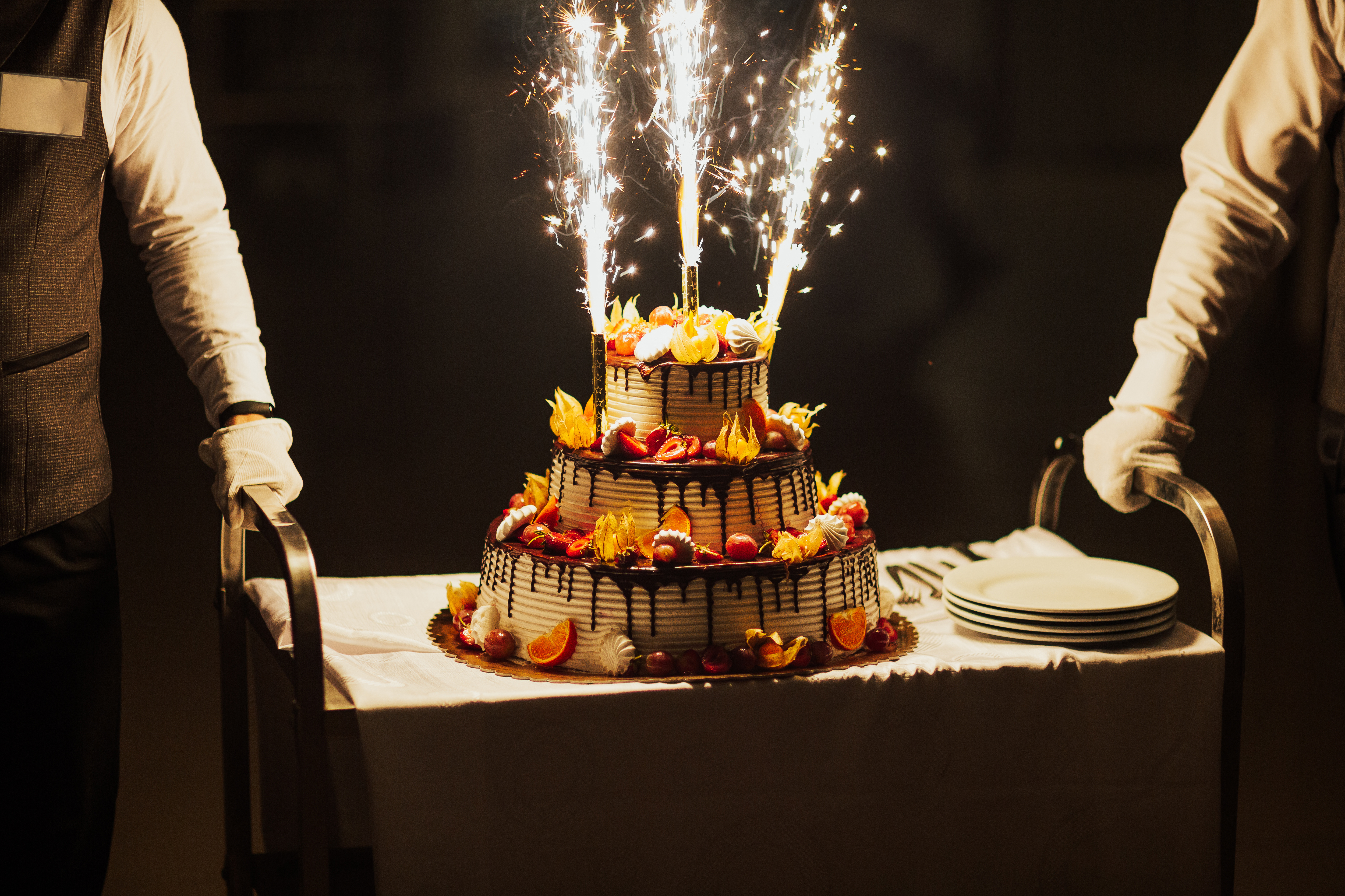 Oferujemy klasyczne lub wręcz artystyczne torty. Nasi cukiernicy wspinają się na wyżyny swoich możliwości, przygotowując te słodkie wypieki.